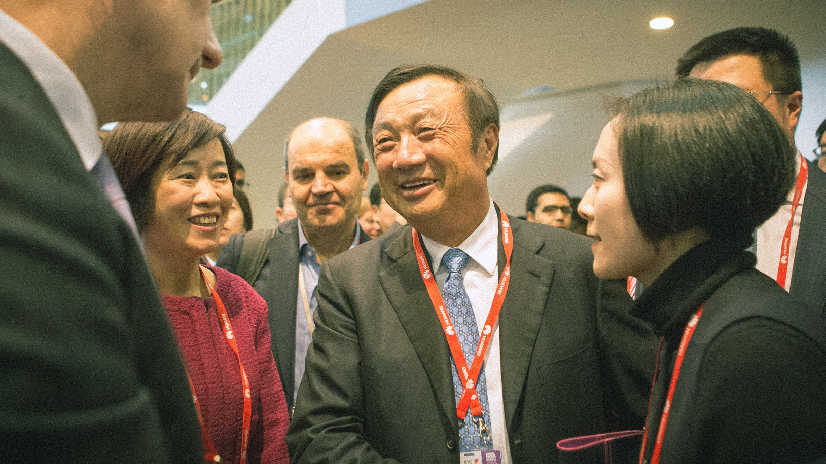 Huawei-Gründer Ren Zhengfei (Mitte) greift gerne zu militärischen Metaphern, um seine Angestellten zu motivieren